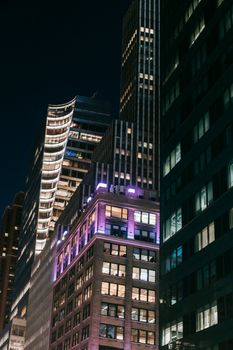 纽约街头夜间灯火通明的高层建筑下方