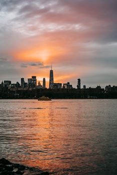 日落时分，迷人的城市天际线倒映在河流上，充满活力的倒影与现代建筑和城市灯光交相辉映