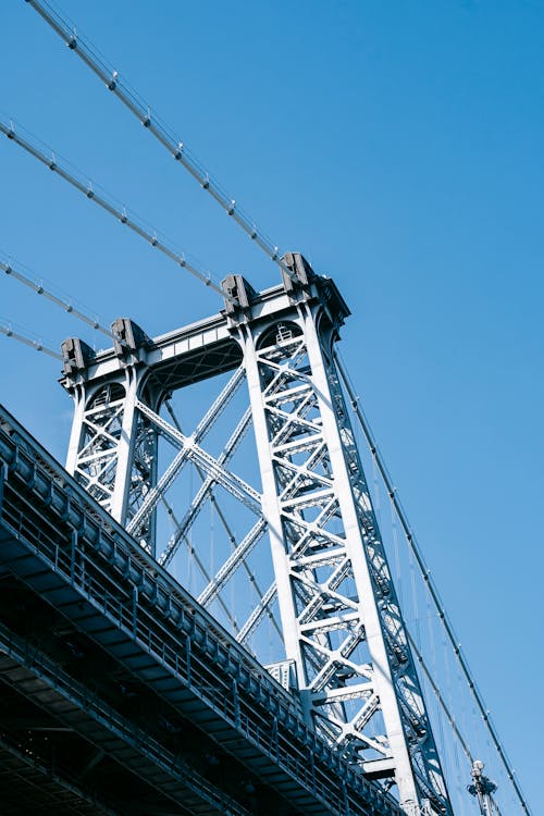 Мост с железными тросами в городе