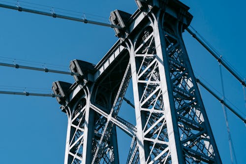 Кабельная металлическая конструкция моста против голубого неба