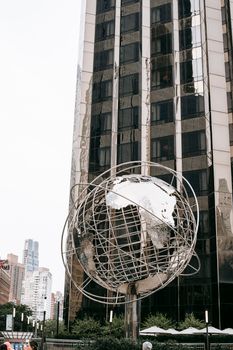 地标雕塑哥伦布圆环地球仪被安装在纽约曼哈顿的现代摩天大楼外