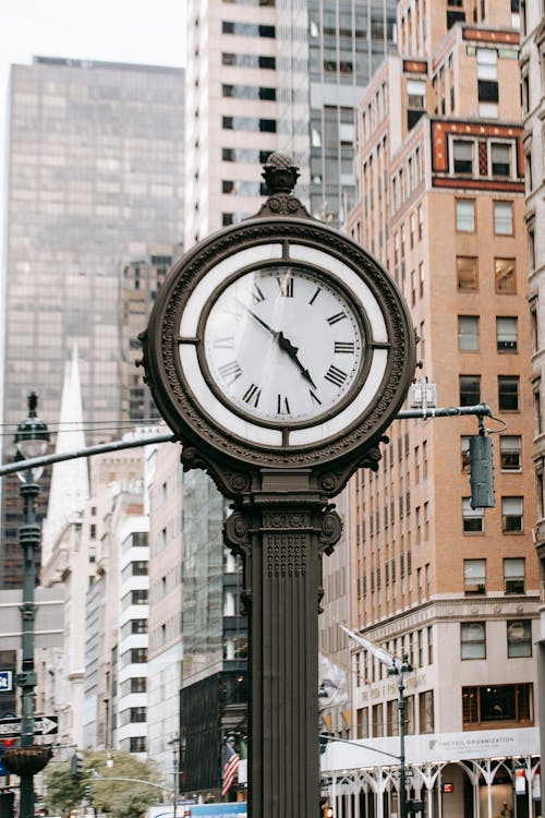 Orologio D'epoca In Città Sulla Strada