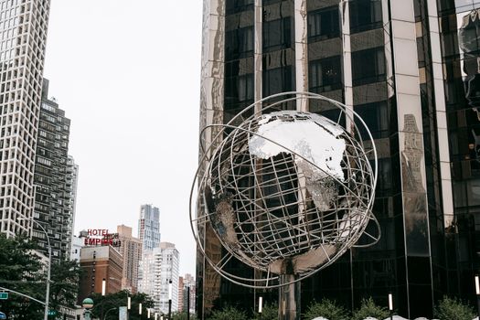 位于纽约市曼哈顿街头、特朗普大厦对面、现代摩天大楼附近的当代不锈钢单半球雕塑