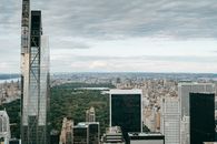 从空中俯瞰，多云天空下的曼哈顿天际线与中央公园景色令人惊叹