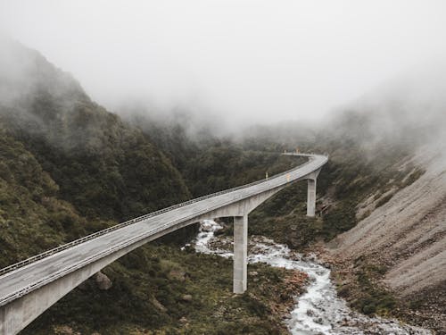 Ponte Suspensa De Concreto Cinza