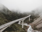 雾山风景中，桥梁横跨河流，捕捉大自然的美丽