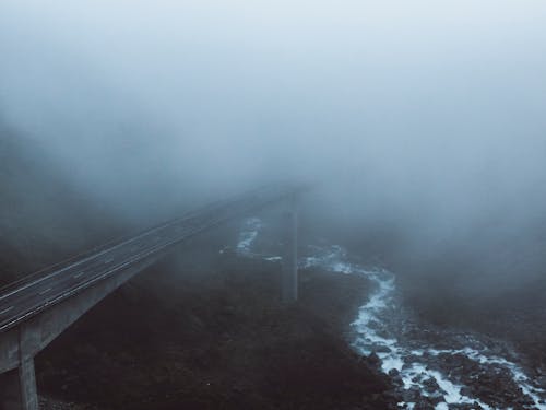 薄霧籠罩的混凝土橋