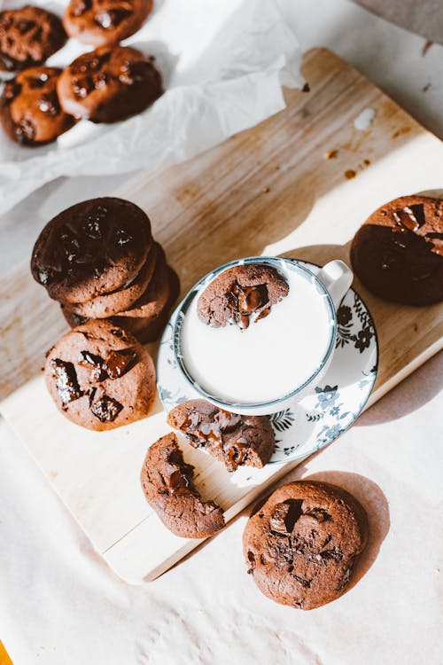 çikolata parçacıklı kurabiye, ev yapımı, Fincan içeren Ücretsiz stok fotoğraf