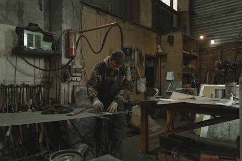 Darmowe zdjęcie z galerii z kowal, metaloplastyka, mężczyzna