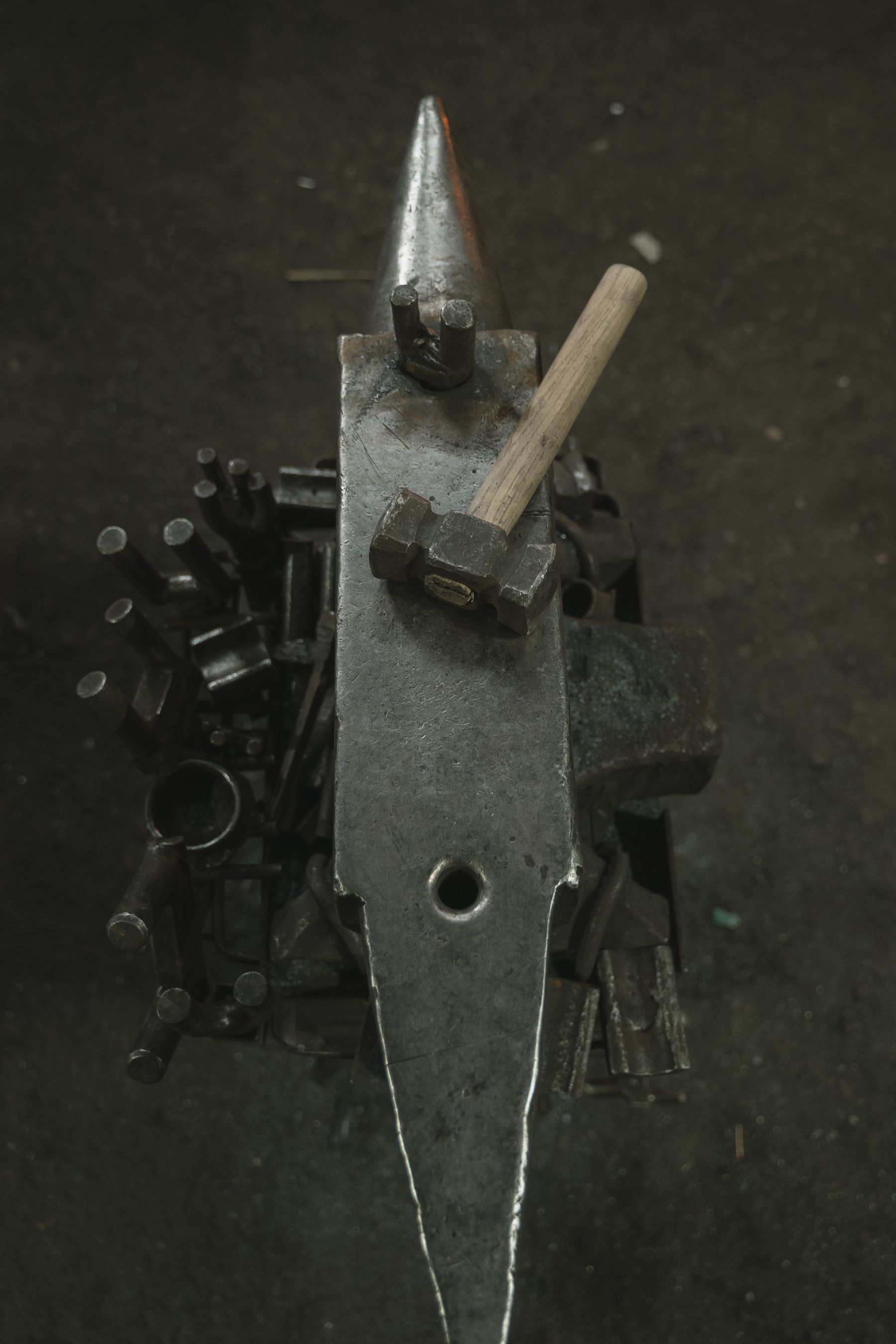 Atelier de forge avec une enclume, un marteau et des outils de travail du métal