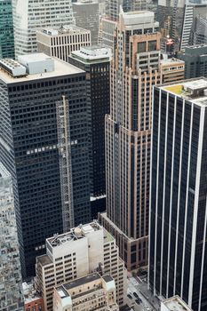 从现代多阶段房屋的立面上方，望向美国道路附近