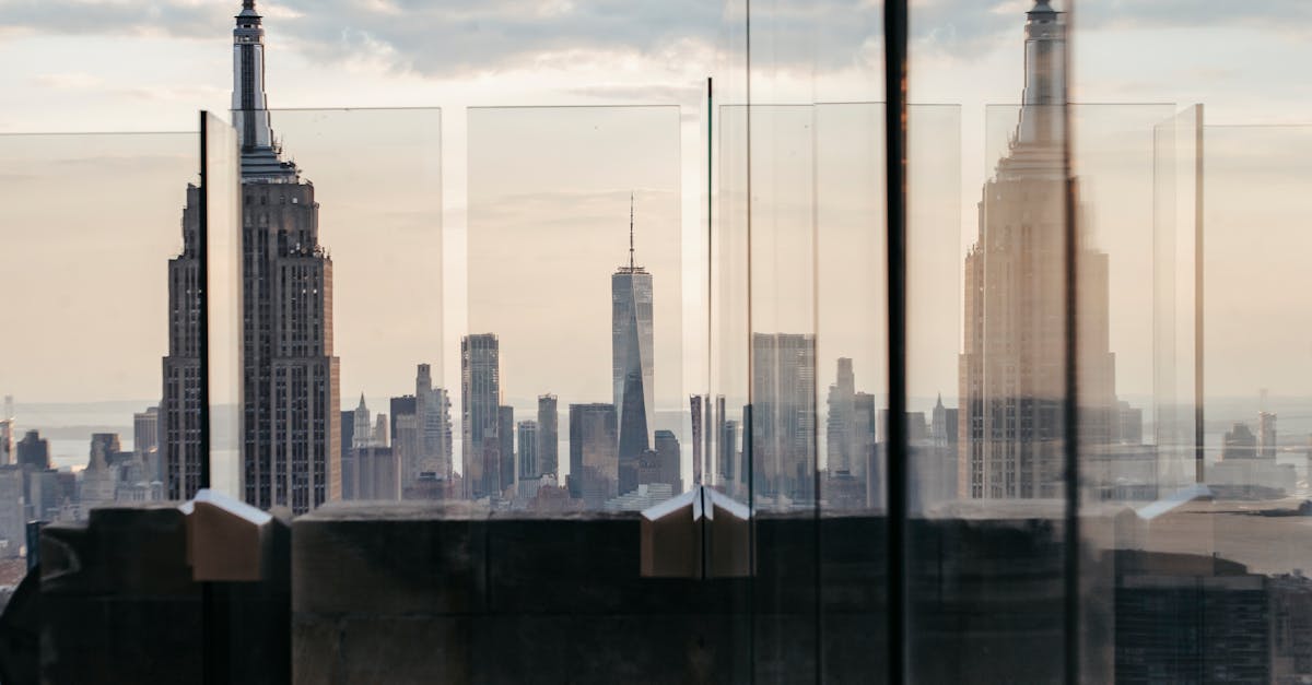 How big is Manhattan island in miles