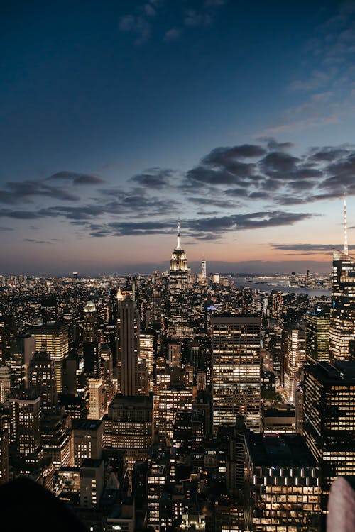 Stadtskyline Unter Blauem Himmel Während Der Nachtzeit