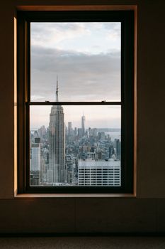 帝国大厦的标志性景观是展示纽约市天际线的窗户