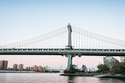 Ponte Suspensa Sobre O Rio Na Cidade Moderna