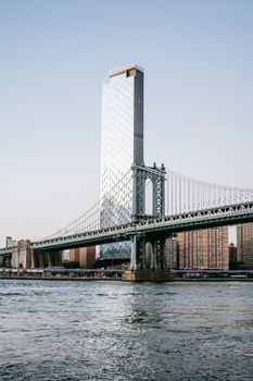 曼哈顿大桥与映照着晨光的现代摩天大楼构成了一幅风景