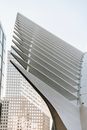 未来主义建筑的几何设计外观与现代城市高层建筑形成对比