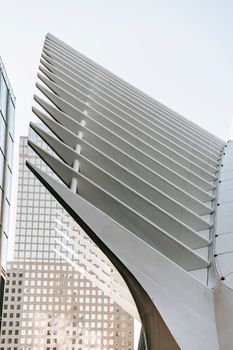 未来主义建筑的几何设计外观与现代城市高层建筑形成对比