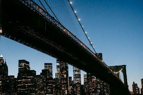 Verlichte Hangbrug En Wolkenkrabbers 'S Nachts