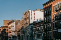 现代城市街道上，公寓楼的外观通常采用砖砌外墙并配有紧急扶梯