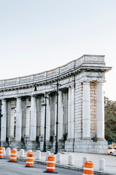 经典柱廊建筑的石柱在户外展现出壮丽的景色