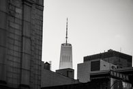 城市天际线的黑白景观，其特色在于现代摩天大楼与建筑细节