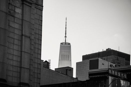 城市天际线的黑白景观，其特色在于现代摩天大楼与建筑细节