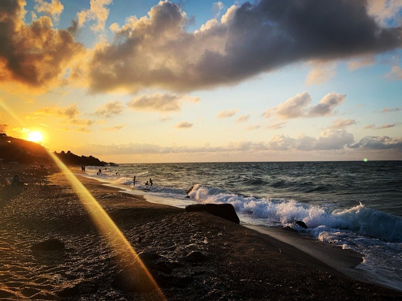 Premium corporate housing rentals for executives Modern furnished corporate housing apartment with open kitchen and workspace