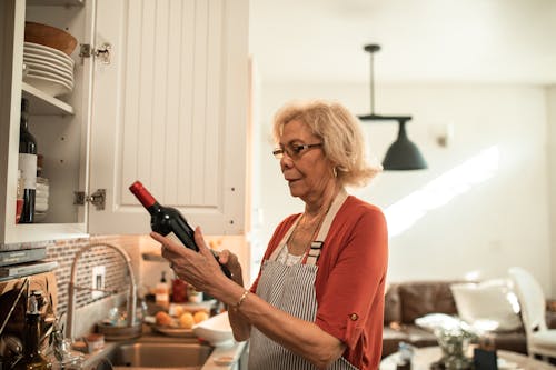 Femme En Blazer Rouge Tenant Une Bouteille