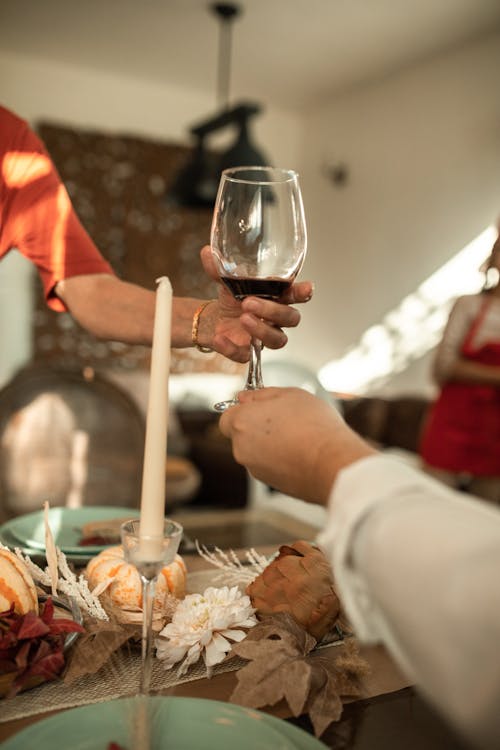 Personne Tenant Un Verre à Vin Avec Du Vin Rouge