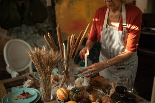 Free A charming Thanksgiving table arrangement with candles and autumn decor, perfect for family gatherings. Stock Photo