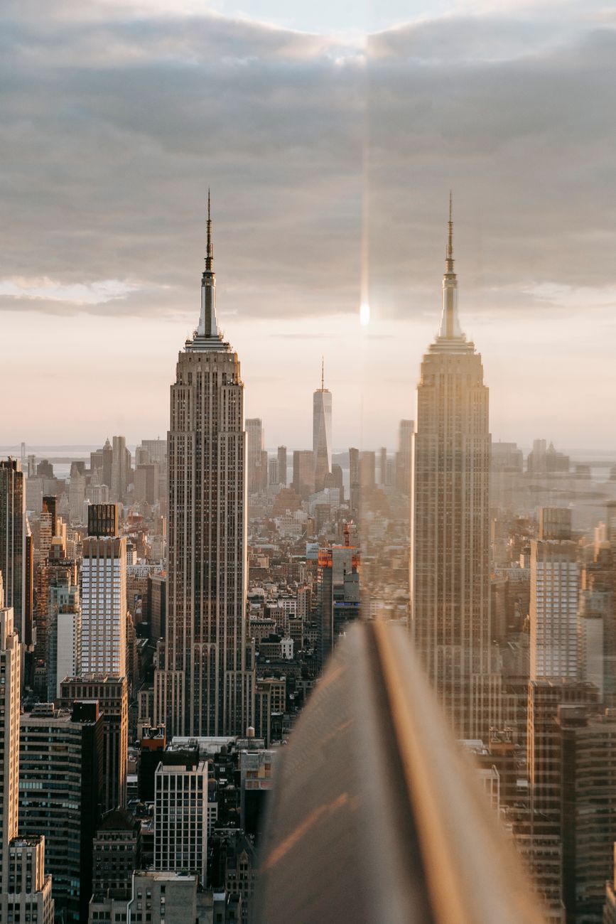 Dvojica vyliezla na Empire State Building a rozvinula transparent s odkazom mieru