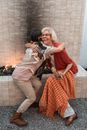 户外，祖母和孙女分享了一个温暖的拥抱，这是一个快乐的时刻