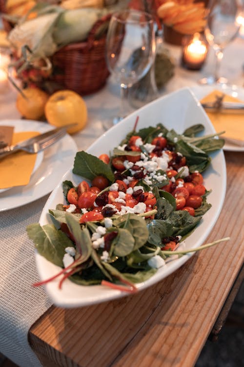 Salade De Légumes Sur Bol En Céramique Blanche