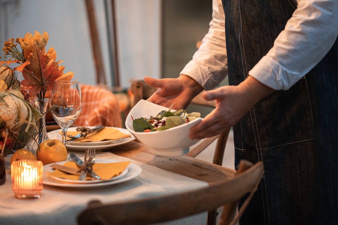 Personne En Chemise Blanche Tenant Un Bol En Céramique Blanche Avec Salade De Légumes