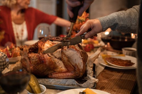 Personne Trancher La Viande Sur La Table