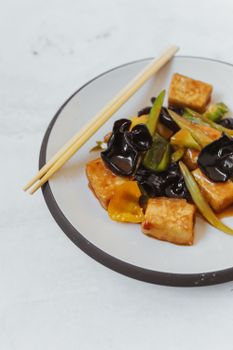 Branzino au four avec légumes rôtis