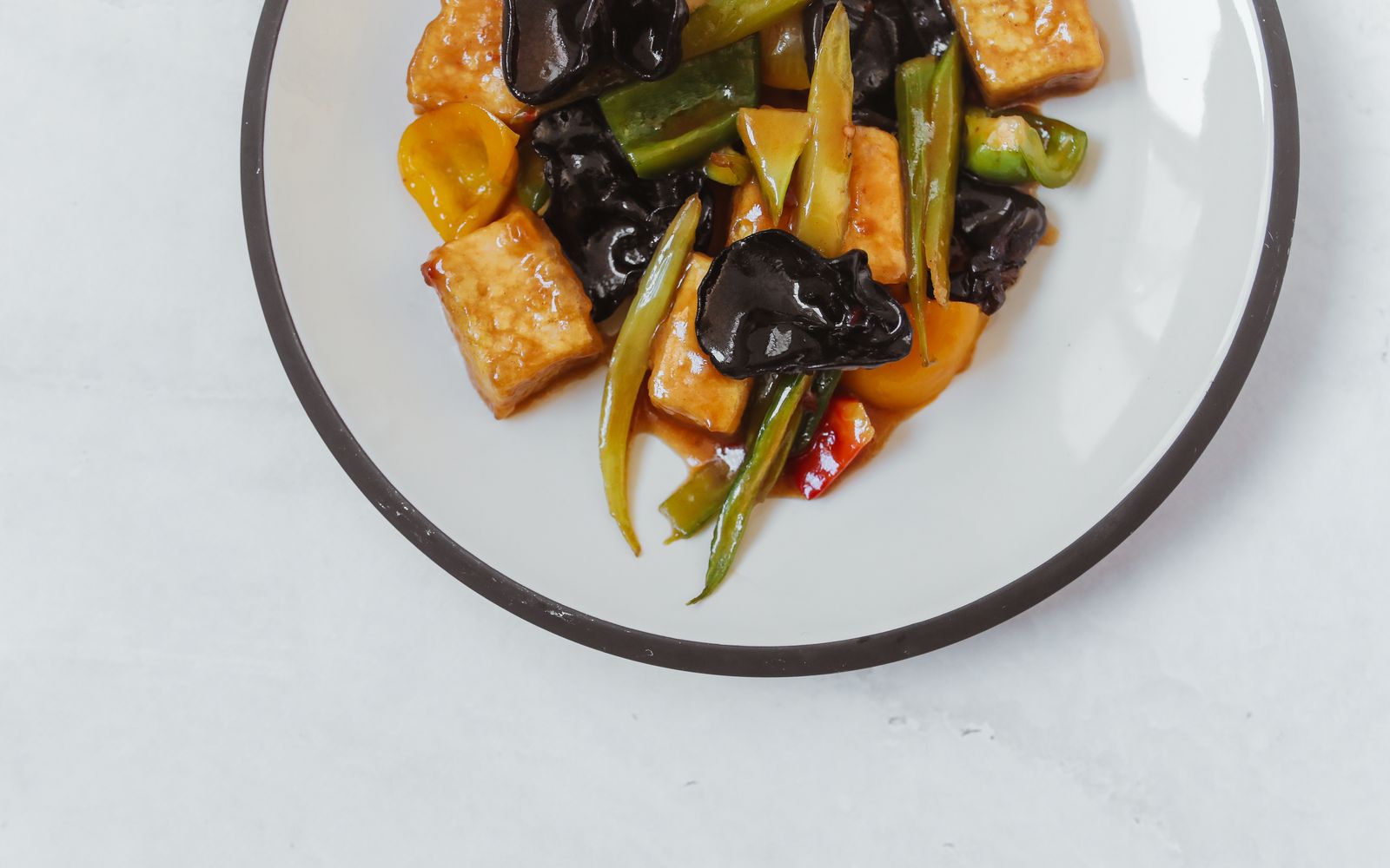 Foto de Tofu salteado com legumes, gergelim e arroz