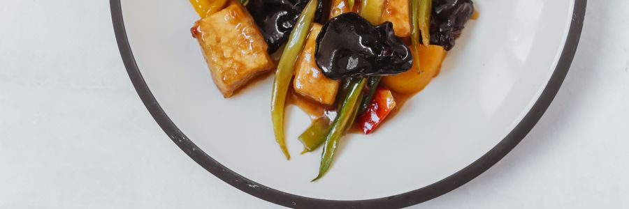Foto de Tofu salteado com legumes, gergelim e arroz