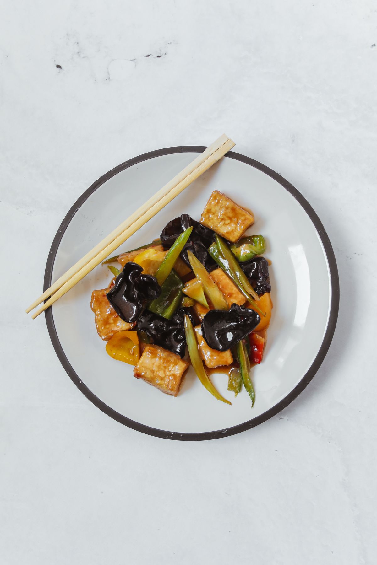 きのこと豆腐、野菜を使ったアジア料理の炒め物（きくらげ料理のイメージ）