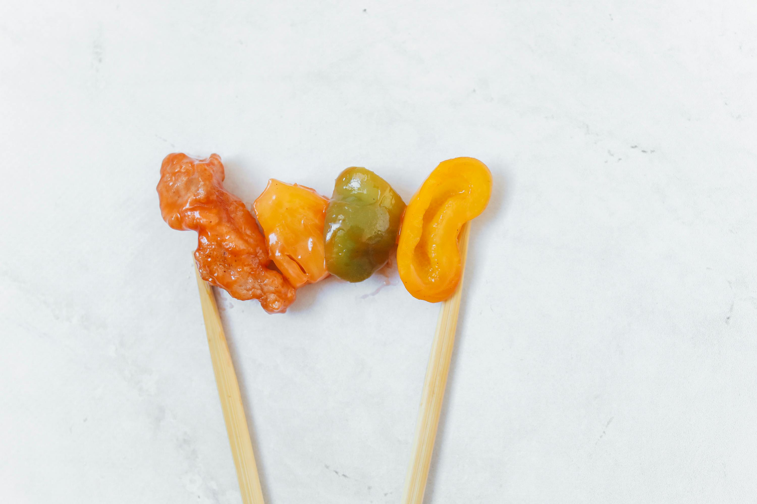 Personne senior pensive, illustrant l'anxiété et le coût humain de l'incertitude sur la réforme des retraites.