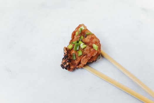白色背景上装饰着美味的锅贴和筷子