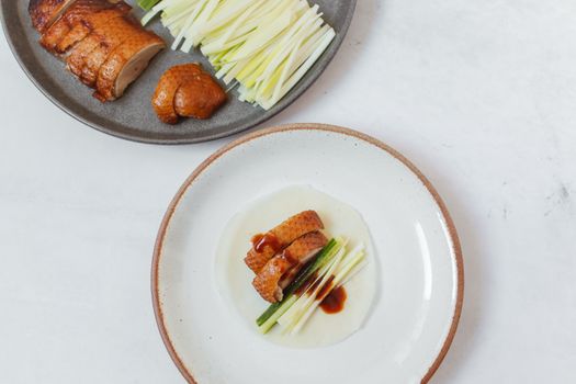 这道特写镜头下的北京烤鸭配蔬菜片，非常适合美食爱好者
