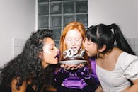 三个朋友在室内享用蛋糕庆祝新年