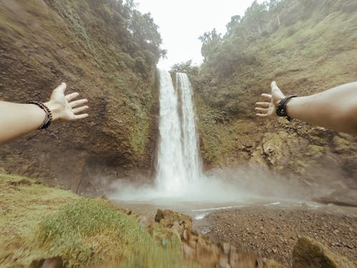 Бесплатное стоковое фото с gopro, водопад, рука