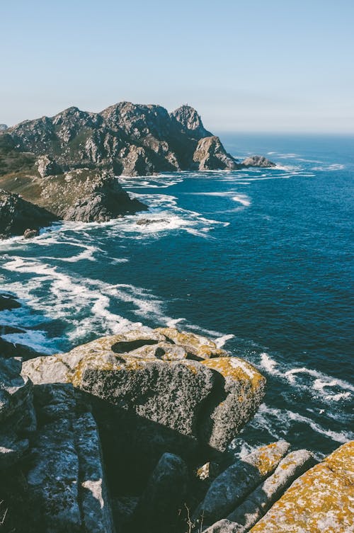 Watergolven Die Rotsen Op De Kust Bespatten