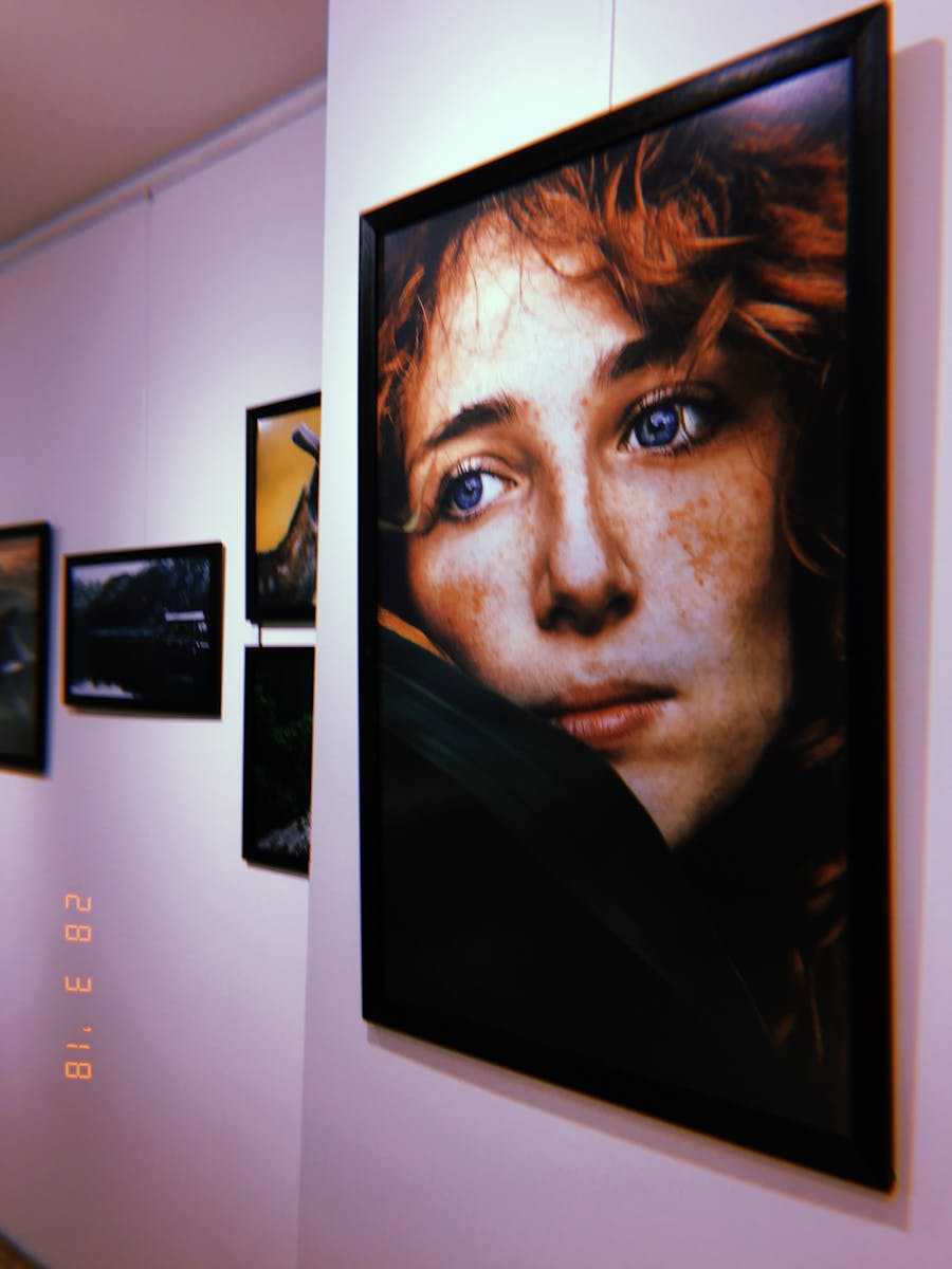 Pessoa medindo um móvel com fita métrica