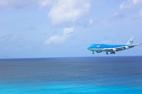 Avião De Passageiros Branco E Azul