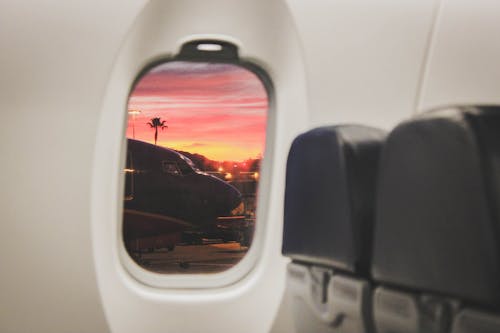 Белое окно коммерческого самолета