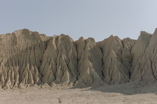 荒凉沙漠中侵蚀砂岩地层的景色令人惊叹
